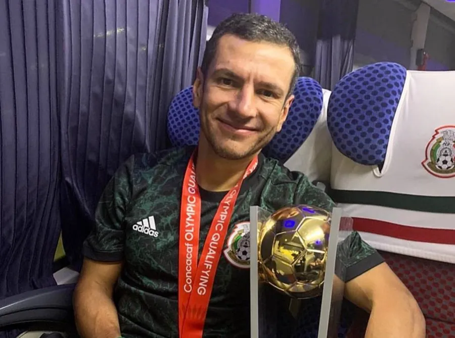 Jaime Lozano con el trofeo del Preolímpico de CONCACAF 2020