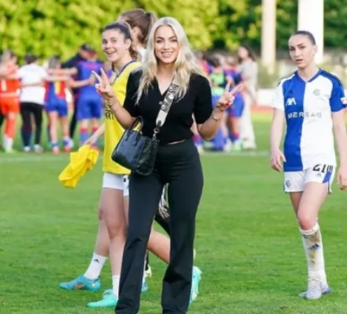 INSTAGRAM @anamxrkovic Ana María apoyando a su equipo