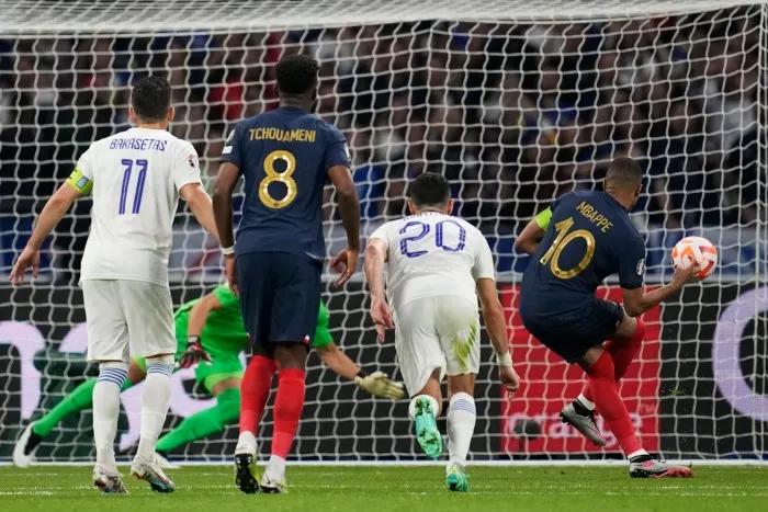 Así cobró el penal Mbappé