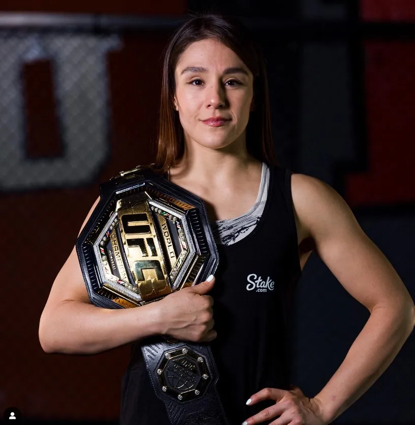 Alexa Grasso presume su cinturón
