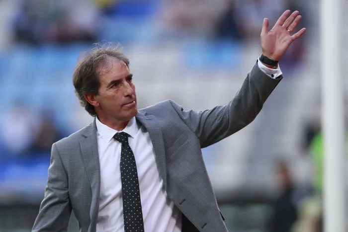 Almada saluda a la afición