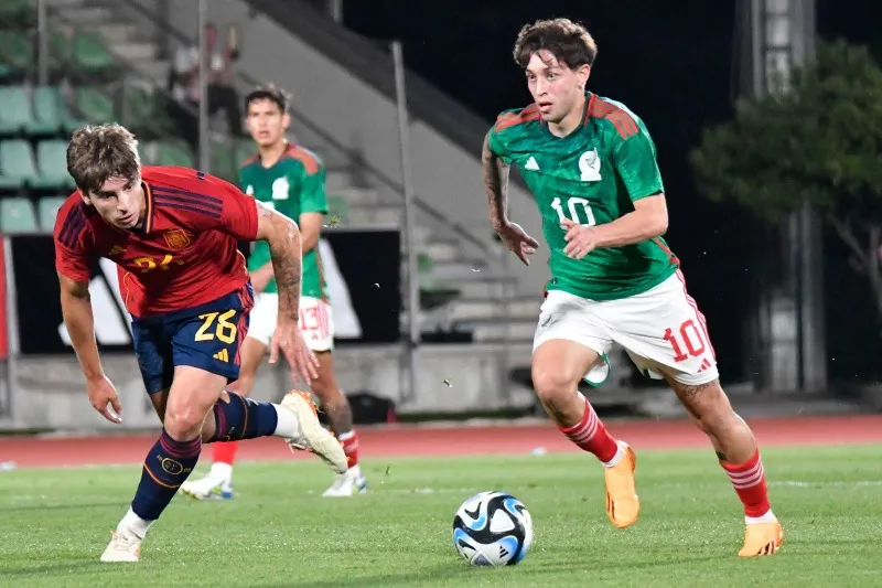 México y España jugando un amistoso