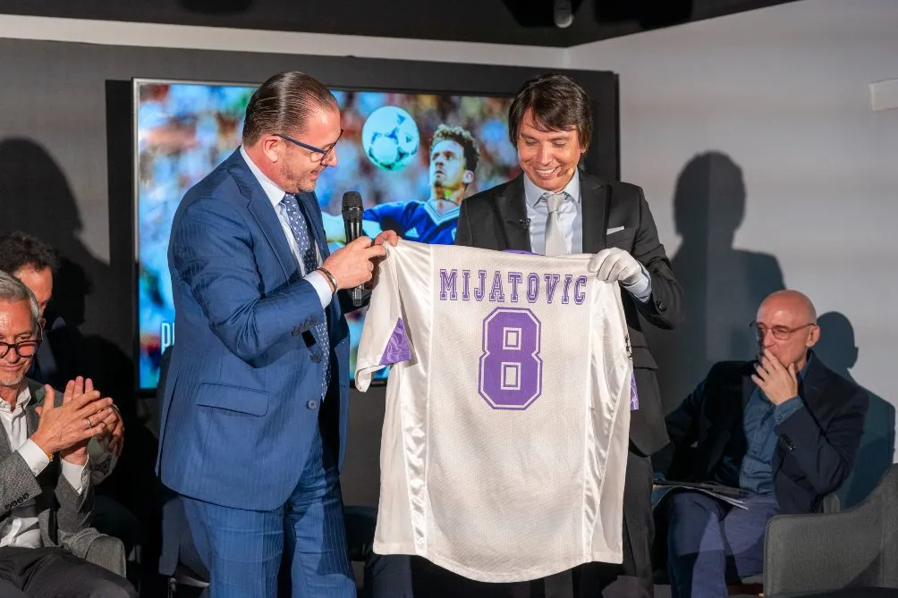 TWITTER @legends_exp Mijatovic siendo reconocido por su carrera como jugador