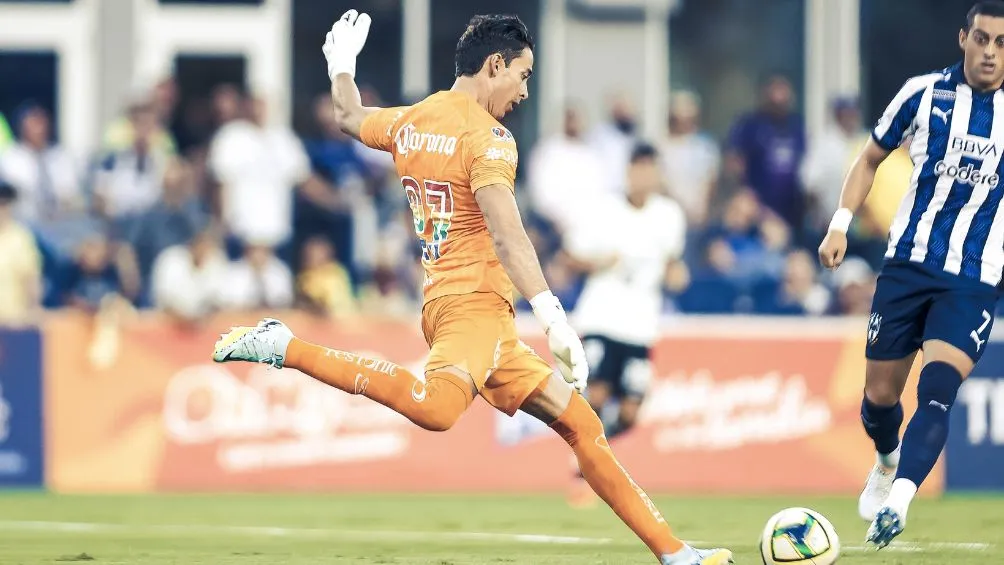 Óscar Jiménez despejando en el partido de esta noche