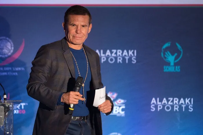 Julio César Chávez durante un evento