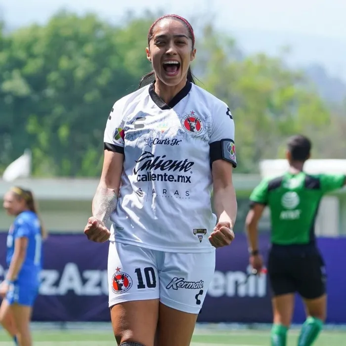 Renae Cuellar celebra un gol con Xolas