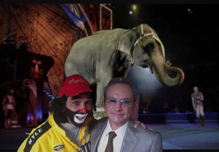 Nino Canún posa para una foto con Cepillín