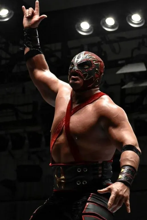 INSTAGRAM: @ReyHechiero Hechiero celebra una victoria