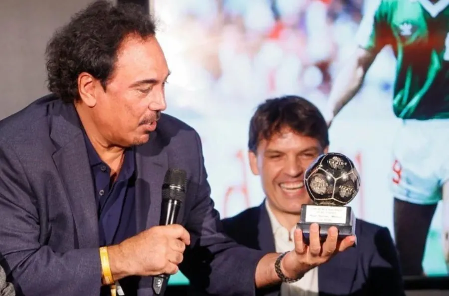 Hugo Sánchez en la inauguración del museo Legends