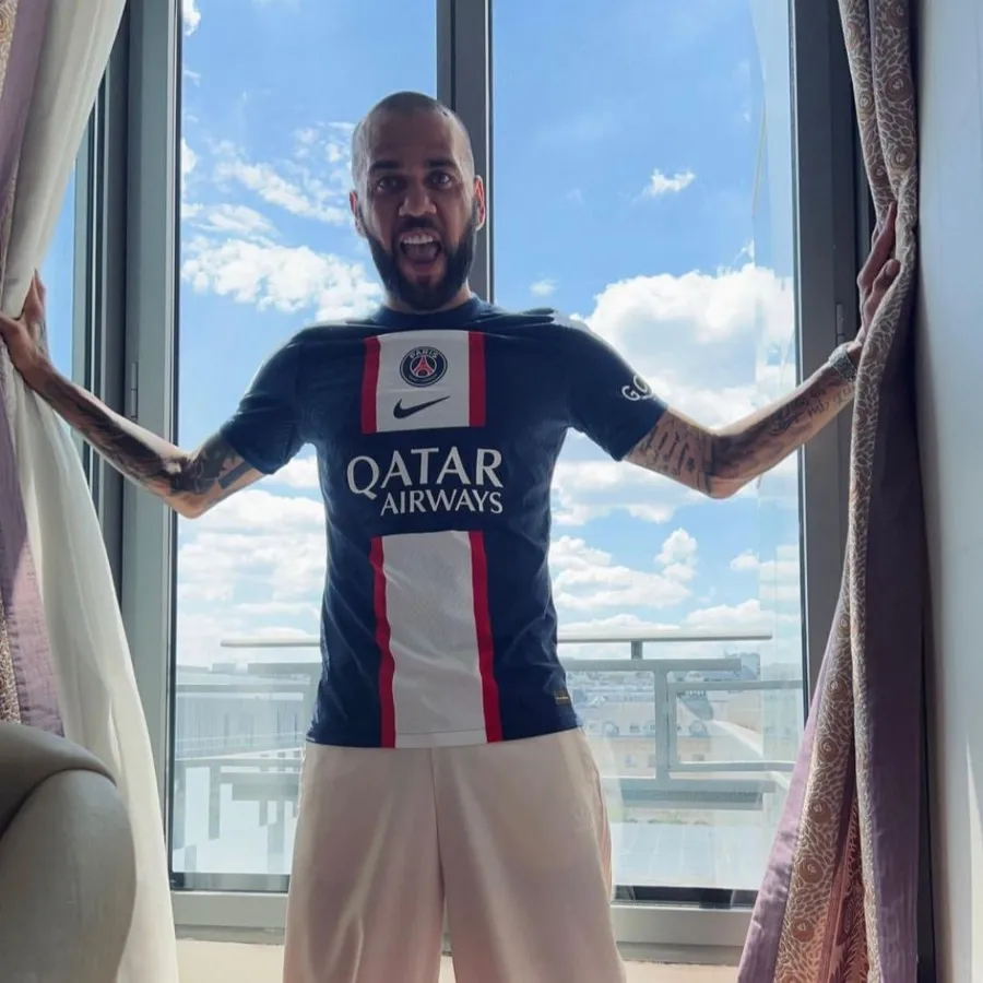 INSTAGRAM: @danialves Dani Alves con playera del Paris Saint Germain