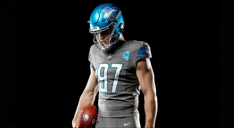 Aidan Hutchinson con el casco alternativo