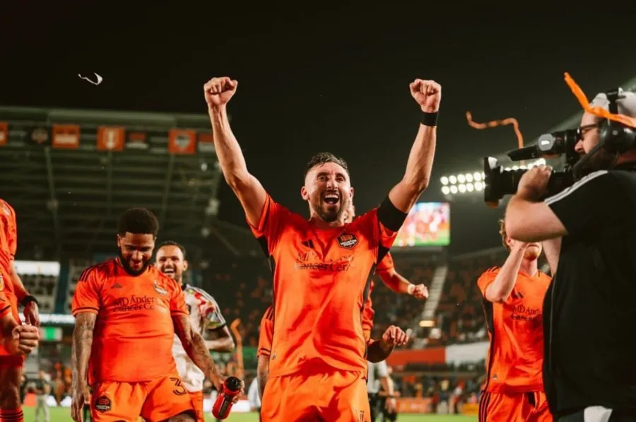 Héctor Herrera festejando con el Houston Dynamo