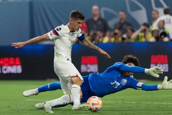 Ochoa se lanza para evitar un tiro