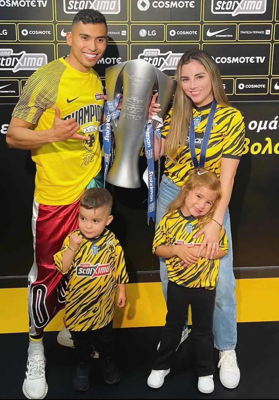 Orbelín junto a su familia y el título