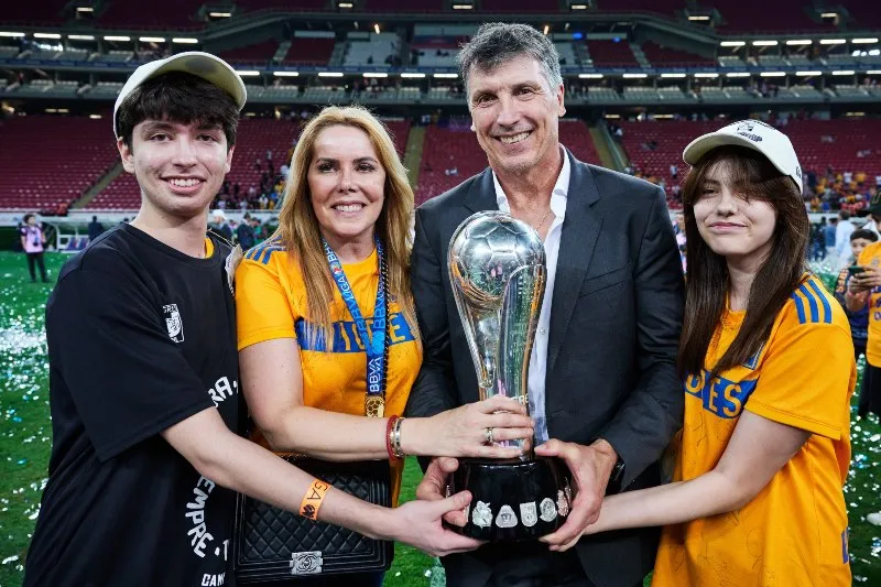 Siboldi levantando el título del Clausura 2023