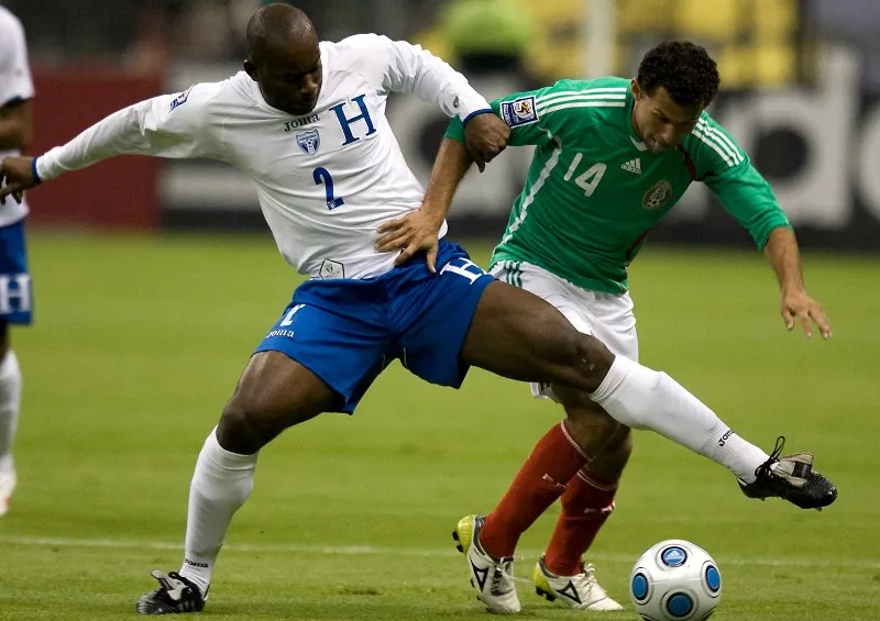 Miguel Sabah jugando contra Honduras