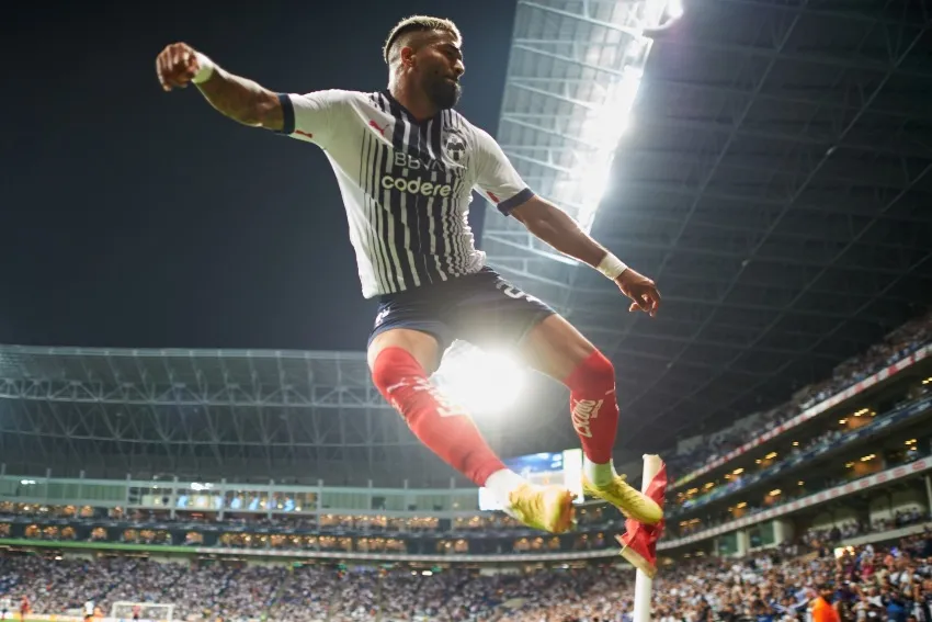 Rodrigo Aguirre en un partido de Rayados