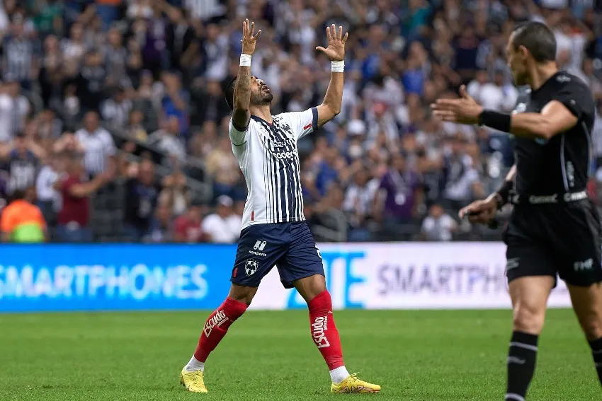 Rodrigo Aguirre en un partido de Rayados