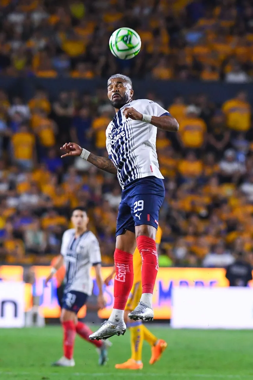 Rodrigo Aguirre en un partido de Rayados