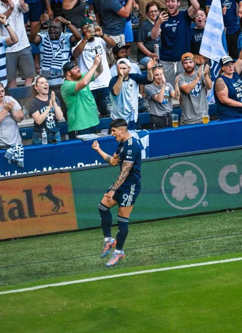Alan Pulido en celebración de gol con Kansas City