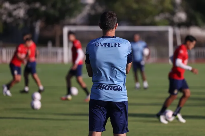 Veljko Paunovic entrenando a las Chivas