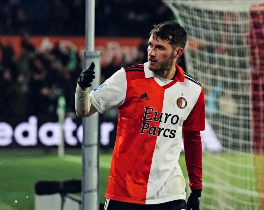 Santi Giménez festejando un gol con el Feyenoord