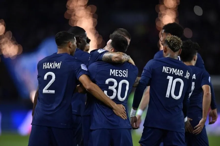 Leo Messi festejando un gol en el Parc des Princes