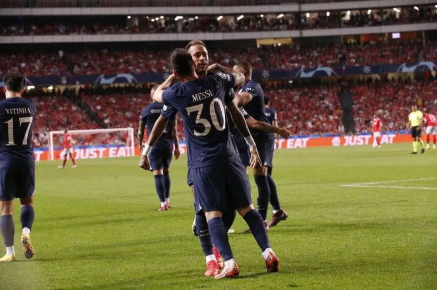 Leo Messi festejando un gol con el PSG en Champions League