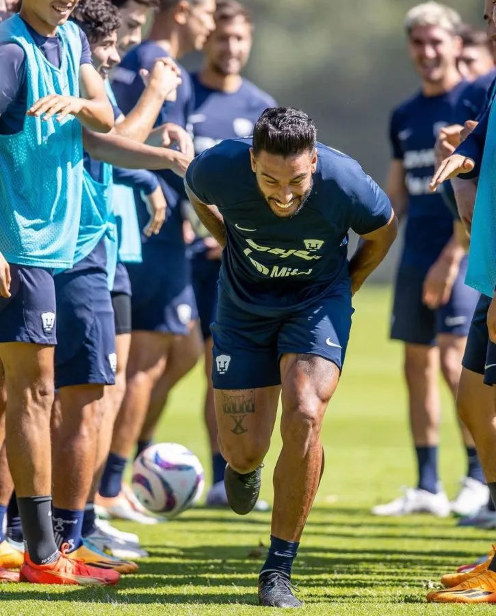 INSTAGRAM: @pumasmx Nathan Silva en la fila india con sus compañeros de Pumas