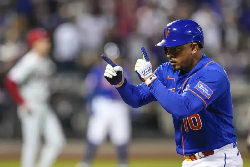 AP Eduardo Escobar celebrando un home run con los Mets