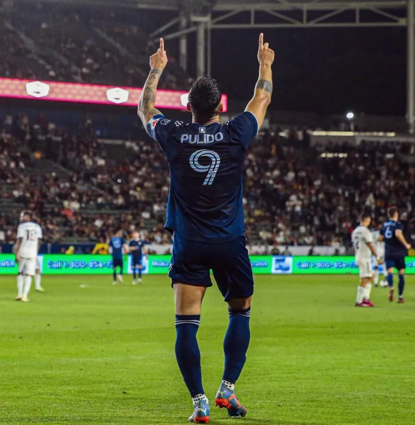 Alan Pulido en celebración de gol con Kansas City