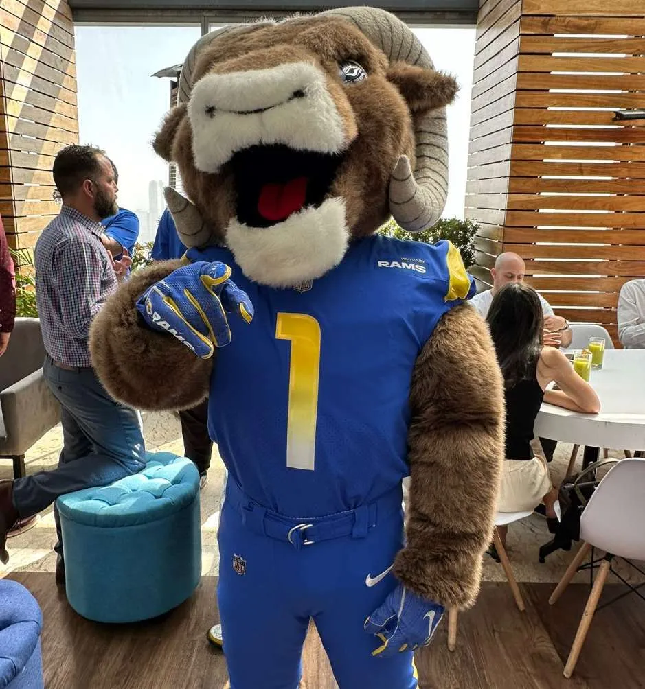 La mascota de los Rams estuvo presente