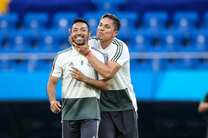 Salcedo junto a Marco Fabián durante un entrenamiento