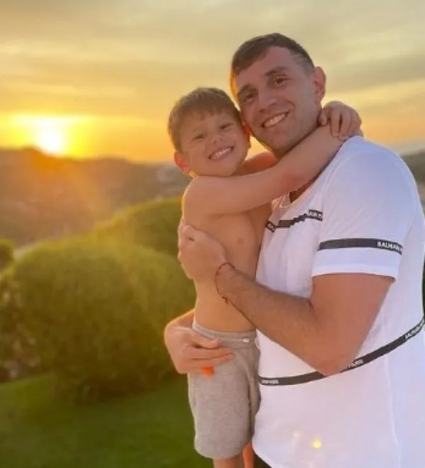 Martínez junto a su hijo