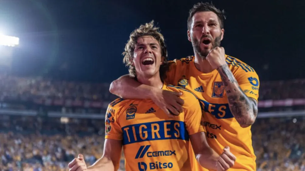 MEXSPORT Cordova festejando junto a Gignac