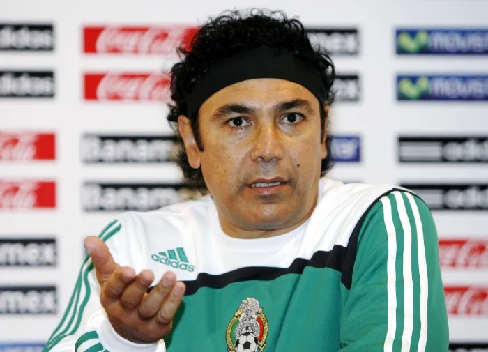 Hugo Sánchez en una conferencia de prensa cuando era DT de México