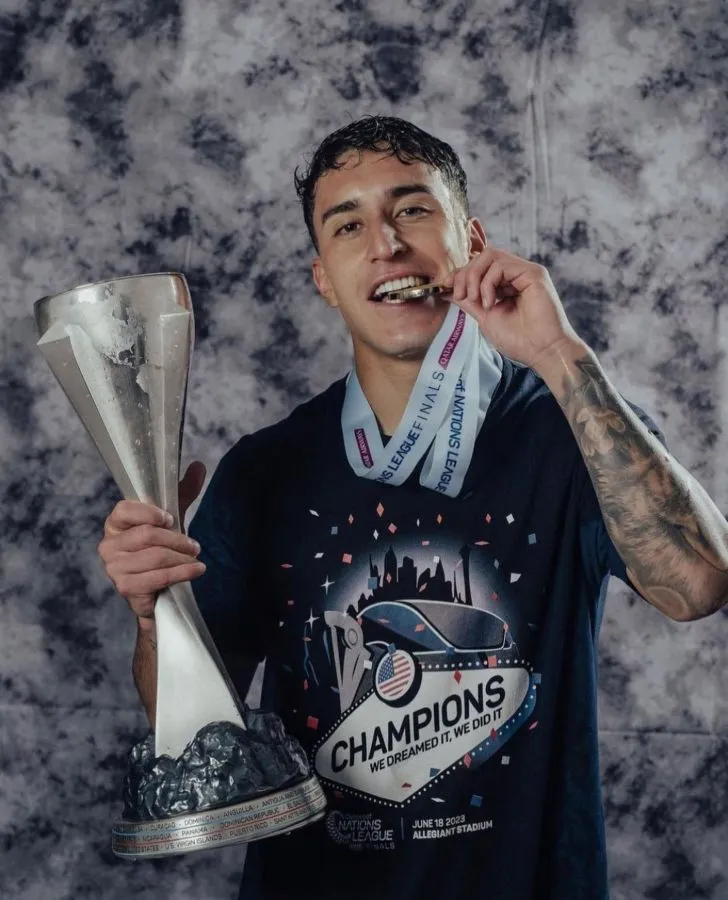 Alex Zendejas con el trofeo de Nations League