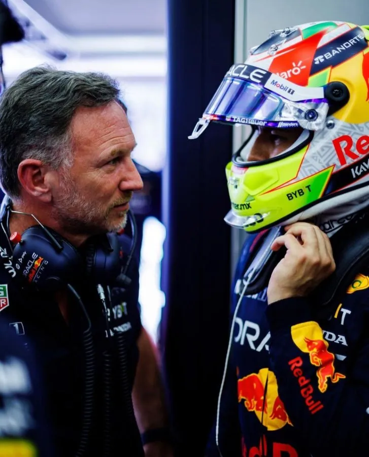 Chritian Horner hablando con 'Checo' Pérez