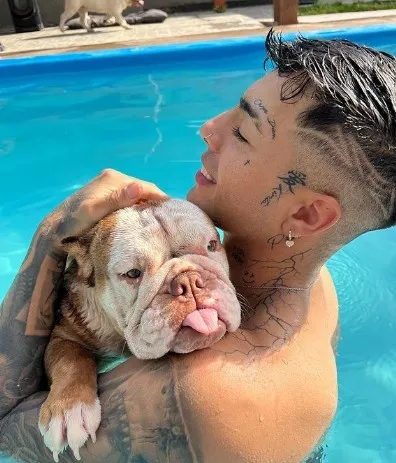 Naim junto con su perro