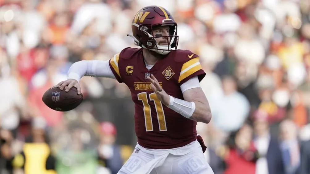 AP El QB lanzando con los Commanders