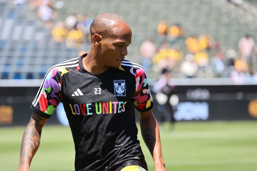 Playera de Tigres a favor del Mes del Orgullo