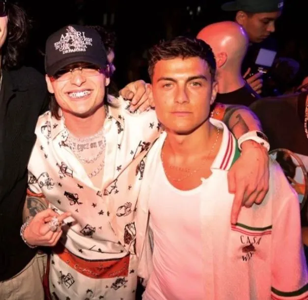 TWITTER @PesoPlumaData Dybala junto a Peso Pluma