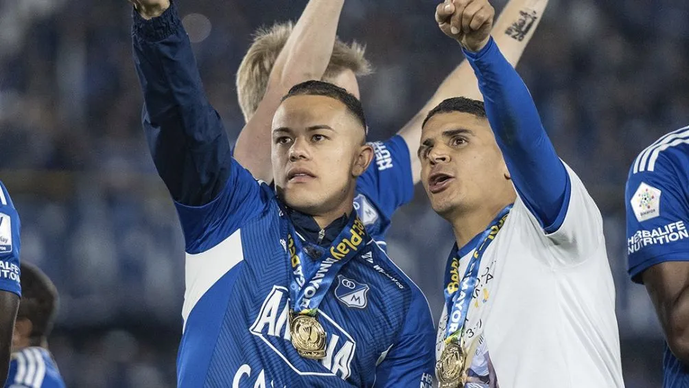 Los jugadores celebran con su afición el Título de Liga