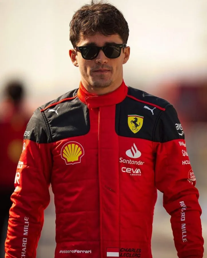Charles Leclerc con indumentaria de Ferrari