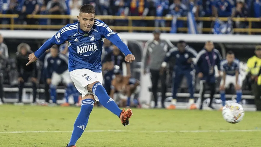 Larry Vázquez marcando el penal del campeonato