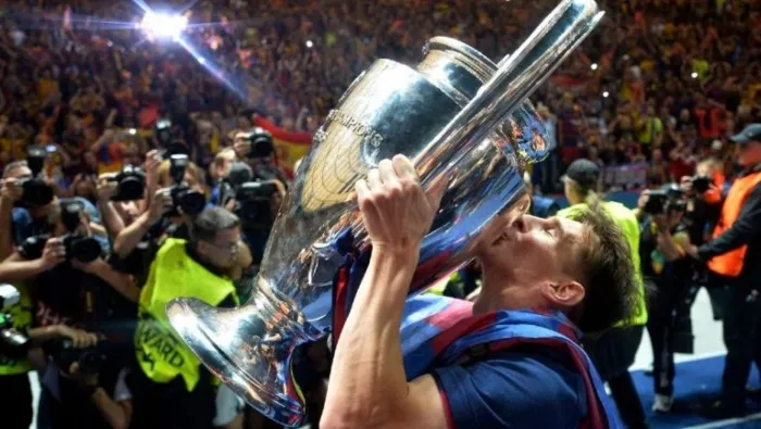 Messi con el trofeo de la Champions League