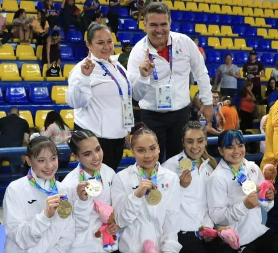 El equipo femenil de gimnasia con sus entrenadores