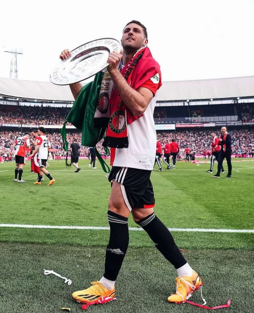 Santi Giménez en celebración del título