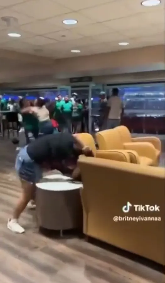 Mujeres con playera del Tri peleándose en juego de México