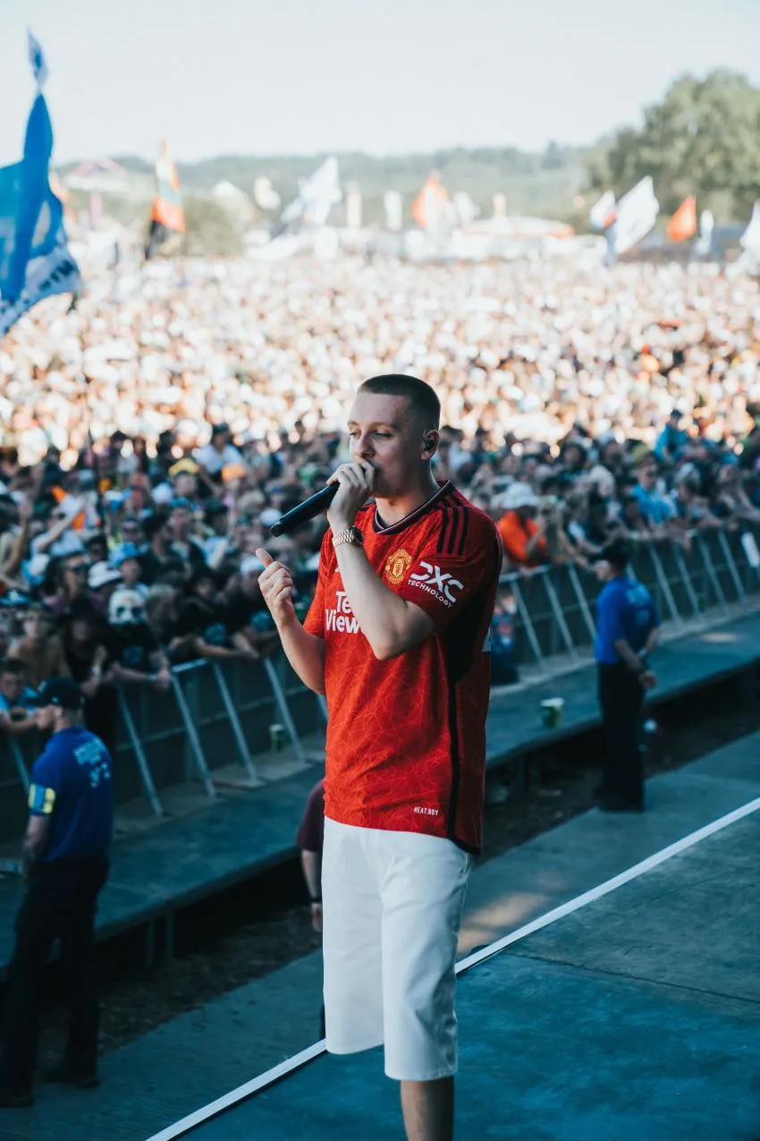 @brfootball Rapero inglés filtra la nueva playera del United